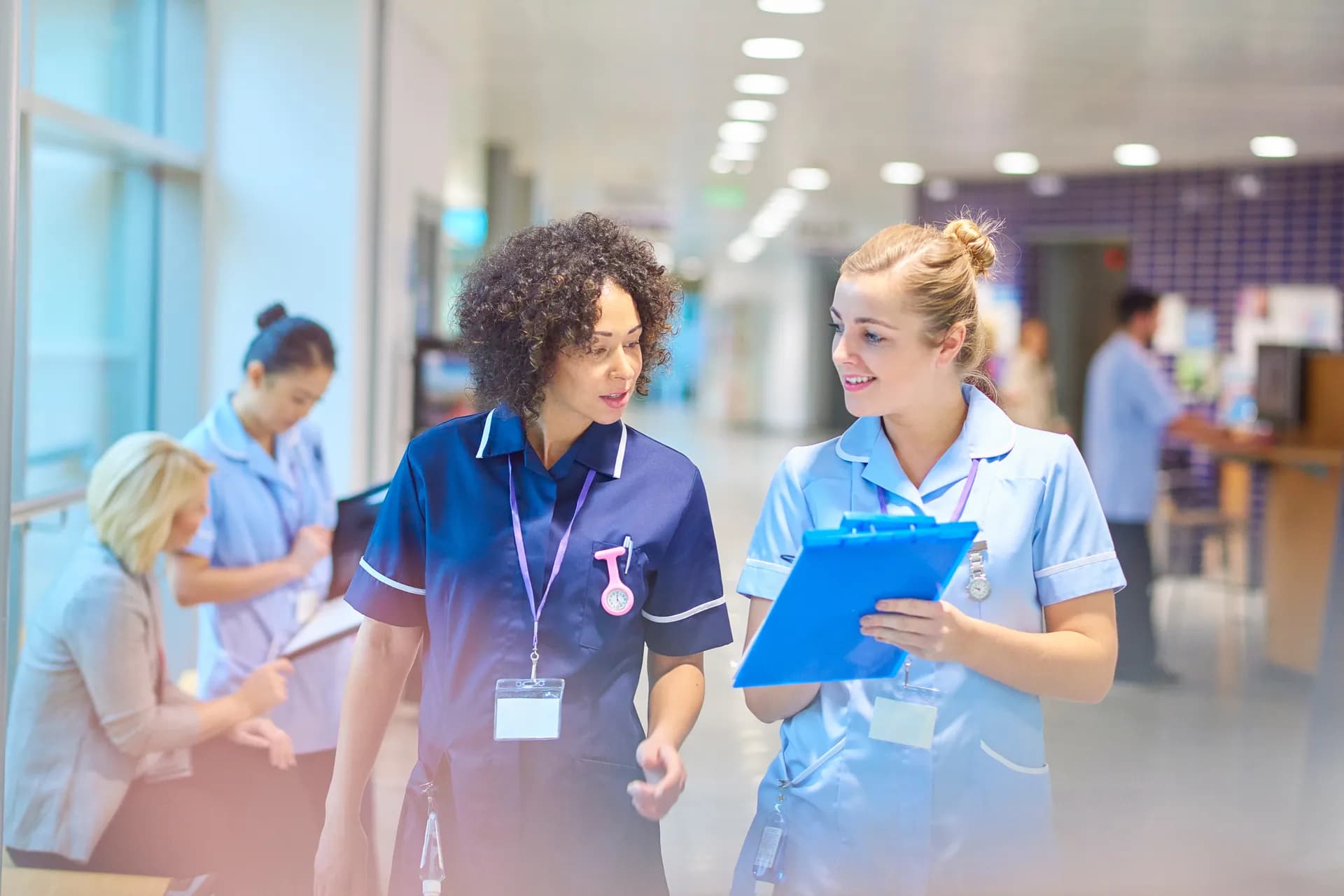 Zwei Pflegeschülerinnen im Gespräch auf dem Klinikflur